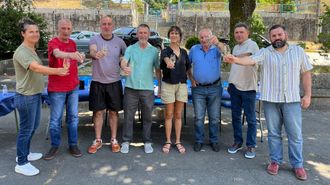 J, segundo por la derecha, junto a miembros del gobierno local y los dem�s catadores de la Festa do Vi�o de Barro.