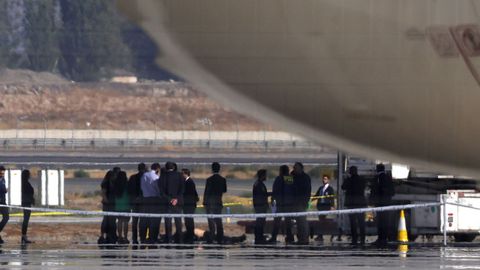 La polic�a inspecciona el cuerpo de uno de los ladrones cerca del avi�n de Latam.
