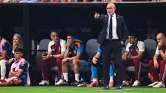 Luis de la Fuente, se�alando una jugada durante el partido de semifinales del Mundial entre Espa�a y Francia.