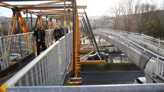 Abre la pasarela peatonal entre estaciones