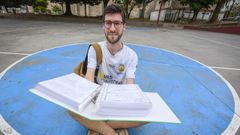 David Veiga con sus apuntes y la camiseta del Mar�n con la que logr� el ascenso a Preferente