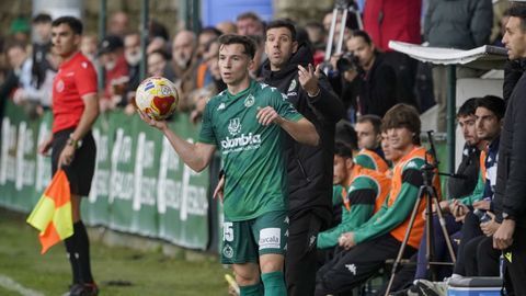 Cuesta dirige a los carballi�eses tras un Diego Moreno que va a poner el bal�n en juego