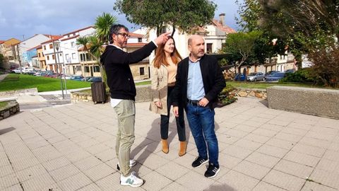 Luis Oujo muestra a Magdalena Prez y ngel Rodrguez el lugar donde se levantar el futuro centro de salud