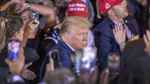 Trump, a su llegada en abril a su mansi�n de Mar-a-Lago tras comparecer en un tribunal en Manhattan por el caso Stormy.