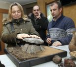 Ana, unha das integrantes da comitiva, puido facerse unha idea de como  o dolmen de Axeitos tocando unha maqueta<span lang= es-es >. </span>