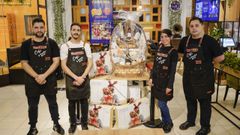 Parte del equipo de la cafetera ourensana, junto a una de las cestas