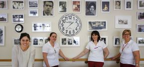 El equipo que trabaja en el centro de d�a de Saraiba en Mar�n, junto a las fotos antiguas de los usuarios, en los que ellos se reconocen. 