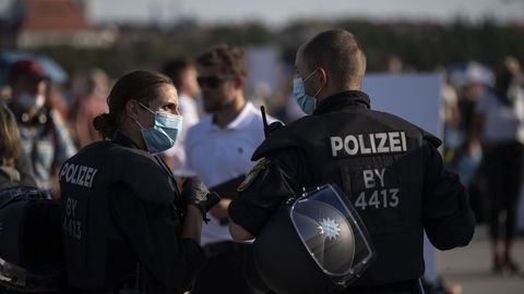 La polic�a de Munich durante una manifestaci�n de negacionistas del covid-19