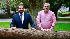 Pedro Gil (a la izquierda), decano de la Facultad de Enfermer�a y Podolog�a, y Vicente D�az, director de la Polit�cnica, en los jardines del campus