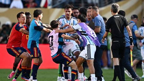 Momento del empuj�n de Paredes y Almada a Gavi tras el final del duelo