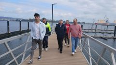 El presidente de Portos, ayer en el muelle de Barallobre, junto al patr�n mayor, entre otros