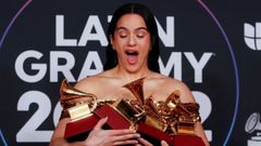 Rosala posa con los Grammys latinos que gan en Las Vegas en el 2022