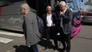 El concejal de Cultura y Turismo, Gonzalo Castro, a la izquierda, y el presidente de la Federacin Gallega de Ftbol, Rafael Louzn, en el centro a su llegada al medioda al estadio de Riazor. 