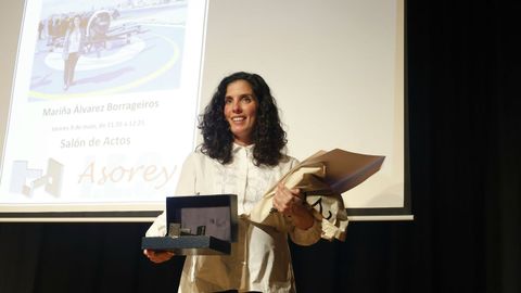 Mari�a �lvarez recogi� este viernes el premio �SonDosNosos� en el instituto Asorey