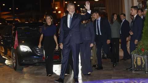 El rey Felipe y la reina Letizia (i) tras asistir al tradicional concierto de los Premios Princesa de Asturias