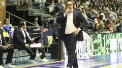 Epi, junto a la banda en un momento del partido Obradoiro-Oviedo