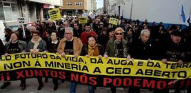 Vecinos de toda la Costa da Morte portaron la segunda pancarta en la manifestaci�n contra la mina con un llamamiento a la unidad.