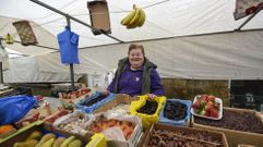 Neli Font�n, vecina de Portas, en su puesto de fruta un d�a de aguacero en el mercado de Caldas.