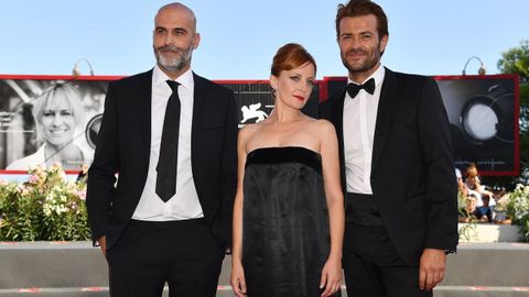 El director portugu�sr Tiago Guedes, con los actores Sandra Faleiro y Albano Jeronimo, a su llegada al festival veneciano para el estreno del filme �A Herdade�
