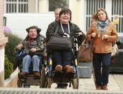<span lang= es-es >Ruta con pol�ticos</span>. Pilar L�pez, a la derecha, particip� el pasado mes de diciembre en un recorrido con personas con discapacidad que puso de relieve los problemas de accesibilidad que sufren a diario 