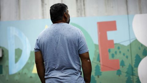 Rom�n est� en r�gimen de libertad condicional y acude al CIS de A Coru�a con regularidad a firmar. Trabaja en el sector de la construcci�n tras haber pasado por el programa Reincorpora
