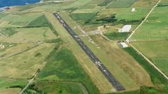 La ca�da se produjo en la carretera Rodr�guez Murias, que circula paralela al aer�dromo de Vilaframil y a la costa ribadense hasta Rinlo