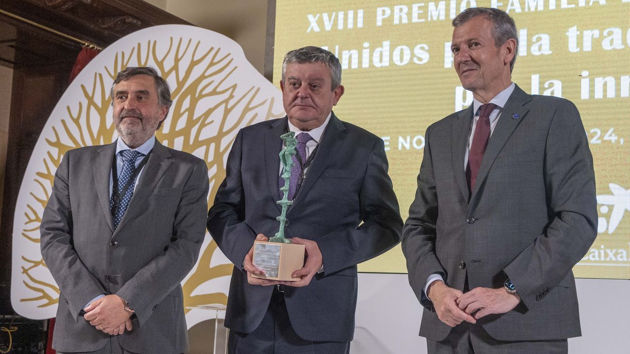 «Me gustaba mas el acero que los libros», dice Manuel Añón en la entrega del premio a la familia empresaria de Galicia