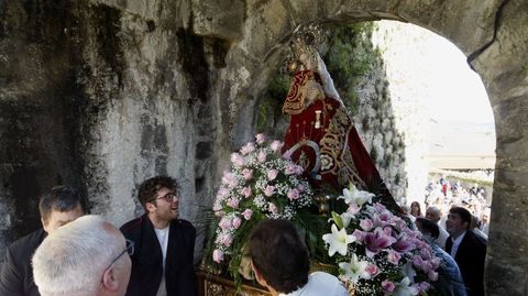 Los portadores tuvieron que esforzarse para pasar por la Porta Nova sin que la imagen de la Virgen se golpease con las piedras