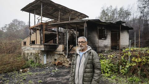 Ux�o frente a la construcci�n donde viv�a