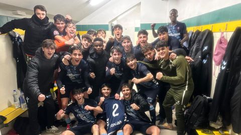 Los jugadores del Celta Juvenil A festejan su triunfo ante el Compostela.