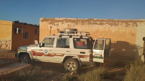 Imagen de uno de los vehculos con los que los cooperantes se desplazan en los campamentos de refugiados saharahuis en Tindouf