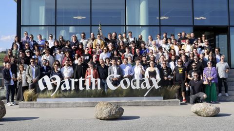 Foto de familia dos finalistas, reunidos na sede de Bodegas Martín Códax.