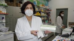 La farmac�utica coru�esa Eva Cela muestra los primeros autotest de ant�genos a la venta