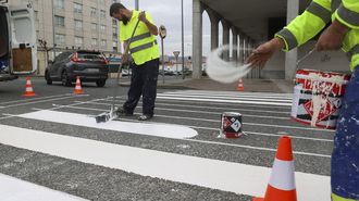 Tareas de pintado de un paso de peatones en el entorno del parque Pablo Iglesias, en Esteiro, cerca de la rotonda del Diapas�n.