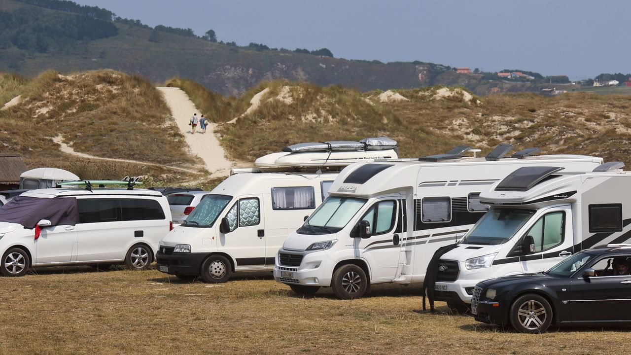 Ordenanzas y multas frenan el aparcamiento indiscriminado de caravanas en Galicia