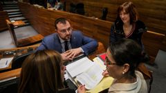 El presidente del Principado, Adrian Barb�n (c), y la consejera de Hacienda, Ana C�rcaba (d), durante la pausa antes de las votaciones en el pleno sobre los presupuestos de Asturias para 2020