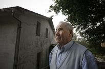Jos� Varela denuncia que el Concello se niega a podar las ramas que invaden su finca. 