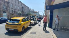 El alcalde esper junto a dos asesores a que la gra se llevase el coche del Concello.