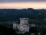 <span lang= es-es >Castillo de Pambre</span>. Fue dejado en herencia por su propietario Manuel Taboada a los Hermanos Misioneros de los Enfermos Pobres, de Teis, quienes posteriormente lo vendieron a la Xunta. 