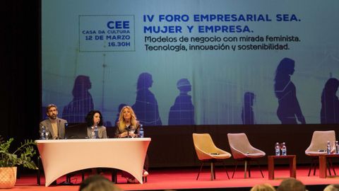 El director de AESIA, la alcaldesa de Cee y la gerente de SEA inauguraron el foro