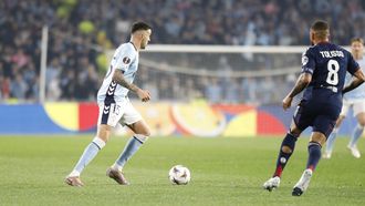 Mat�as Vecino dando un pase ante la presi�n de Corentin Tolisso