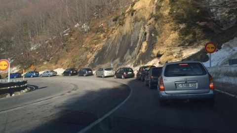 Atasco en la carretera de Pajares