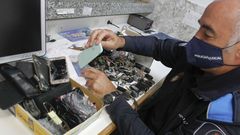 Francisco Rey, jefe de la Polic�a Local de Fene, muestra objetos perdidos que se acumulan en la oficina