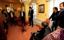 Calvo, junto al alcalde (de pie), ediles del PP y del PSOE (derecha).