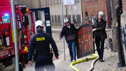 Bomberos sacan obras de arte del edificio en llamas de la Bolsa de Copenage