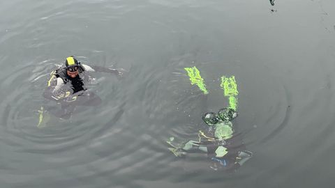 Limpieza del fondo marino en el puerto de Combarro impulsado por la asociaci�n Mesa Pola R�a