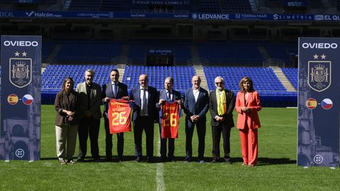 El presidente de la Federaci�n Asturiana de F�tbol, Jos� Ram�n Cuertos (4-i); el Consejero de Hacienda, Justicia y Asuntos Europeos, Guillermo Pel�ez (3-i); el alcalde de Oviedo, Alfredo Canteli (4d), y el seleccionador Luis de la Fuente (3d), en una foto durante la presentaci�n del encuentro de la Liga de Naciones que la campeona del mundo y Rep�blica Checa disputar�n en Oviedo el 3 de octubre.