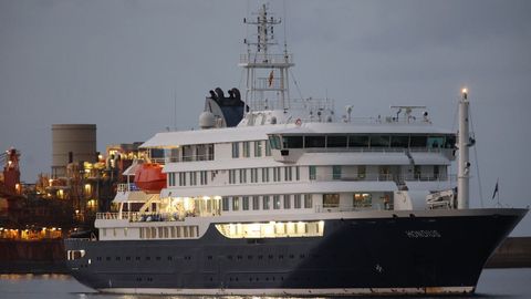 El crucero MV Hondius fondea cerca del puerto de Granadilla.