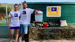 Carla Lorenzo y su novio Fernando Ramn posan junto al ya famoso bidn de Cermuzo que se encuentra en el Camino Ingls, a su paso por Pontedeume. La pareja lleva las camisetas que les regal una empresa de Madrid para que se las regalen a los peregrinos y cuentan que han pensado en emprender ellos el prximo ao la aventura jacobea, aprovechando que contina el bienio Xacobeo y que se espera que la pandemia haya remitido para entonces.