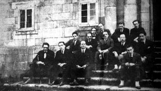 Durante a Asemblea Nacionalista celebrada en 1922 en Monforte tomouse esta fotograf�a no mosteiro de San Vicente do Pino. Castelao (primeiro pola esquerda) aparece na imaxe con �nxel Casal, Ant�n Losada Di�guez (na primeira fila, no centro), Ant�n Villar Ponte, Ram�n Otero Pedrayo, Roberto Blanco Torres e o poeta Manuel Antonio, entre outros